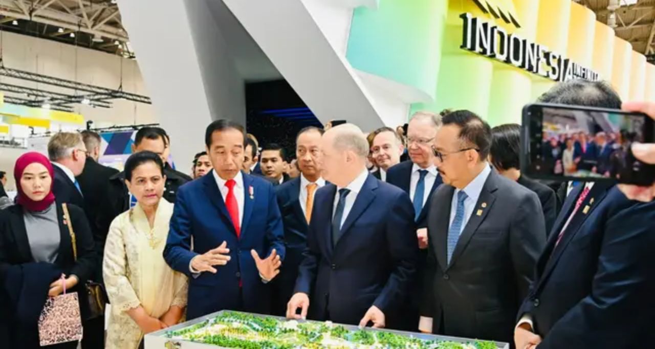 Presiden Jokowi sedang menjelaskan maket IKN di Hannover Messe 2023