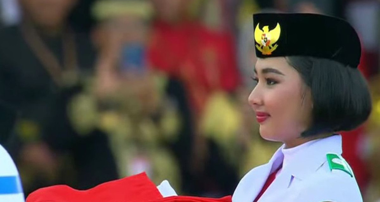 pembawa baki paskibraka nasional 2024 livenia evelyn kurniawan