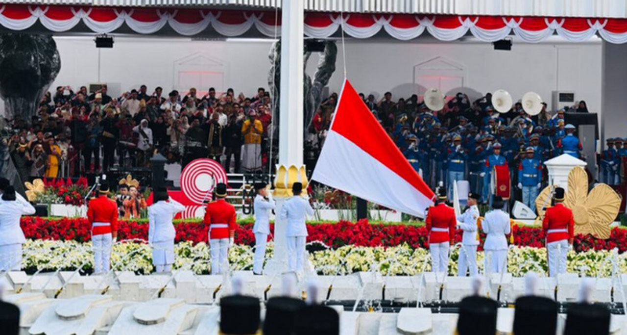 profil ni komang tri setia pembawa baki penurunan bendara di ikn