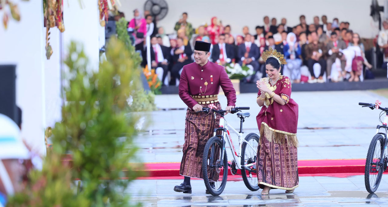 presiden bagikan hadiah sepeda